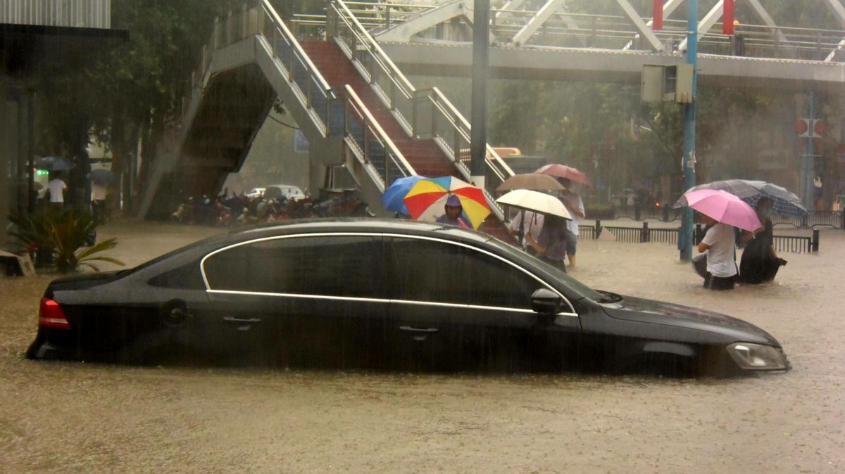 Záplavy v Číně: Dvacetimetrová trhlina v přehradě straší město se sedmi miliony lidí